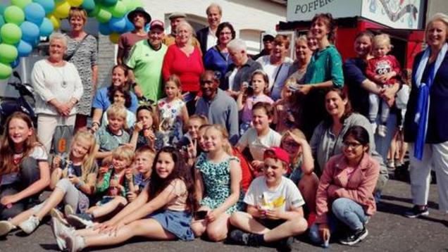 Onthulling gevelfoto's gemaakt door kinderen van Fotoclub Duindorp