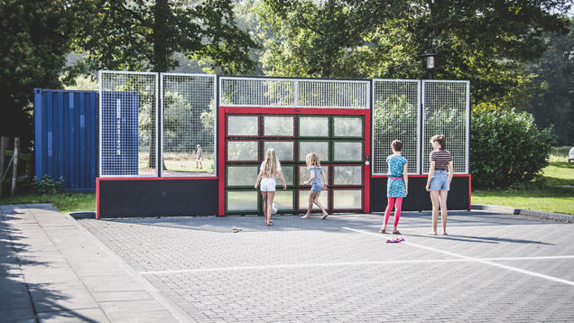 Plaatsing balmuur sportveld Tholensestraat