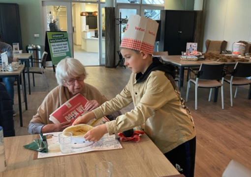 Leerlingen OBS De Tweemaster bakken pannenkoeken voor ouderen